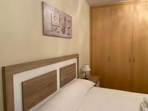 卡尼略Canillo L'Areny Star的一间卧室配有一张床和一个木制橱柜