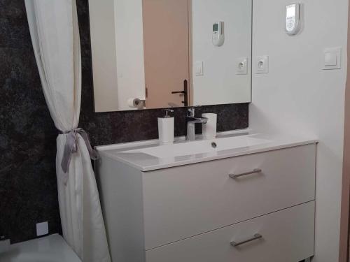 巴斯洛内特Chalet Barcelonnette, 4 pièces, 6 personnes - FR-1-165A-145的浴室设有白色水槽和镜子