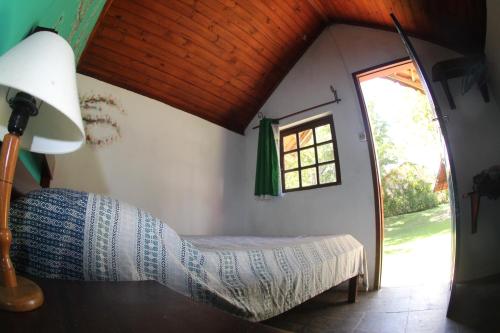 卢米亚"Brilho do Sol"的一间带床的卧室,位于带窗户的房间内