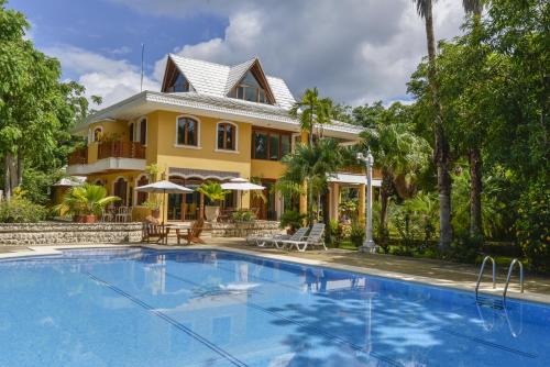 圣安德烈斯帕尔马斯精品酒店的房屋前有游泳池的房子