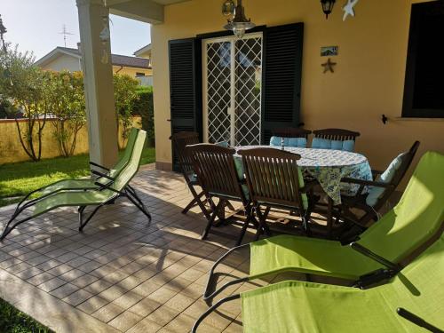 萨包迪亚Cactus 2020的庭院里设有桌椅。