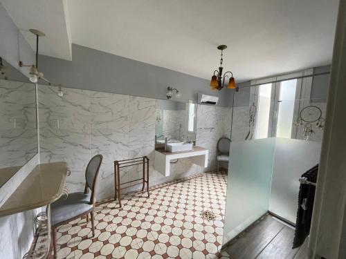 阿苏尔Chacras de Azcona Hostería的带淋浴、盥洗盆和卫生间的浴室