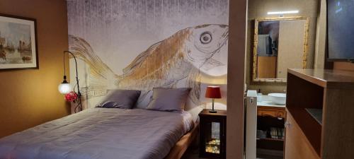 奥斯坦德Logies La Chèvre Folle的卧室墙上挂着鱼画