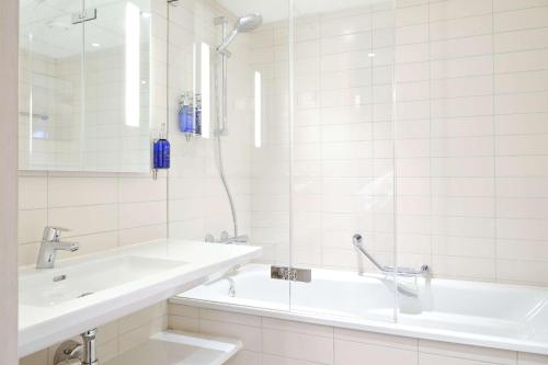 特隆赫姆特隆赫姆皇家花园丽笙酒店的白色的浴室设有浴缸和水槽。