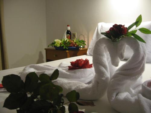 埃亚玛琳娜奈奇多德斯皮纳公寓的床上有两条毛巾
