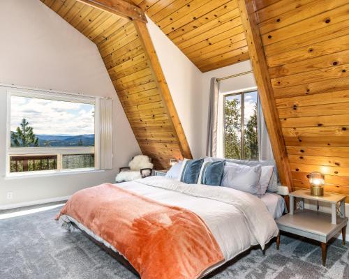 Eagle View Mountain Retreat with stunning views, hot tub, decks, 1 acre客房内的一张或多张床位