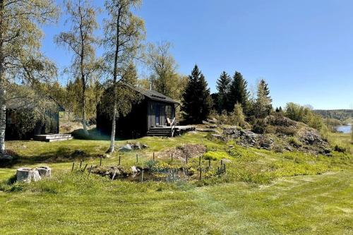 Tynderösundet - Gråstugan的山丘上的小小屋