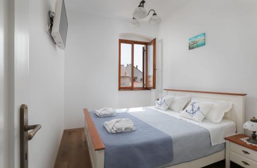 斯塔里格勒Ancora Faros的一间卧室配有一张床,上面有两条毛巾