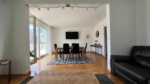 圣格拉蒂安Superbe appartement en centre-ville, 20min de Paris, 5 min d'Enghien的客厅配有桌椅