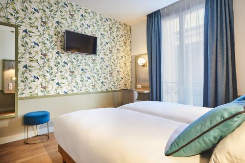 巴黎快乐文化塞万提斯酒店的一间酒店客房,配有一张床和一台电视