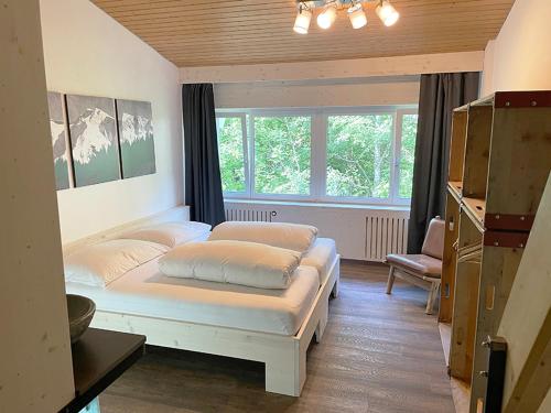 瑟伦贝格格因酒店的一间卧室设有两张床和窗户。