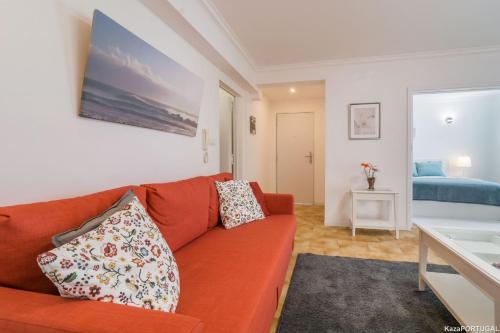埃斯托利尔Santa Catarina Terrace的客厅配有红色的沙发和床。