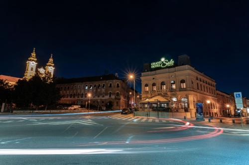 尼特拉Grand Hotel Sole的夜间有建筑和街灯的城市街道