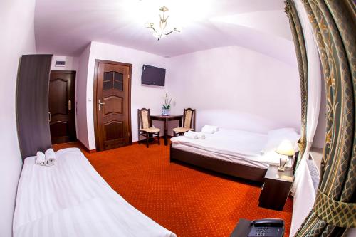 Lubycza KrólewskaHotel "XAVIER"的酒店客房,设有两张床和镜子