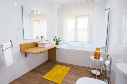 菲盖拉-达福什Quinta do Vale Vendeiro的白色的浴室设有浴缸和水槽。