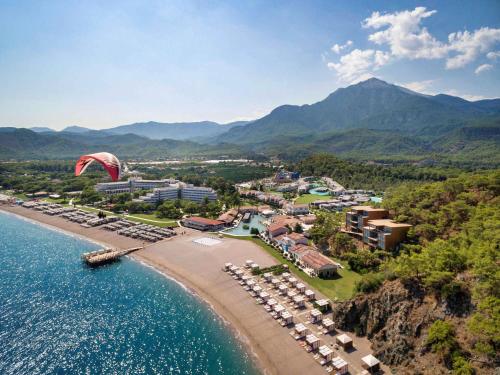 特基罗瓦Rixos Premium Tekirova - The Land of Legends Access的海滩上的度假村的空中景致