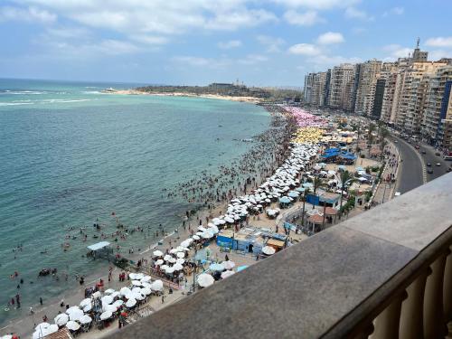 亚历山大شقق بانوراما شاطئ الأسكندرية كود 3的一片满是遮阳伞和人群的海滩