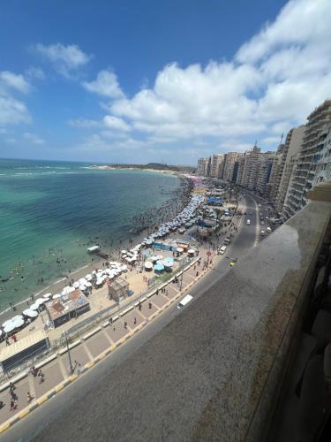 亚历山大شقق بانوراما شاطئ الأسكندرية كود 4的享有海滩、建筑和大海的景色