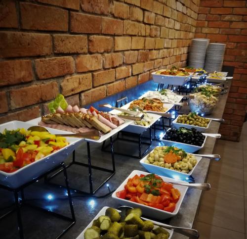 米科瓦伊基米科瓦伊基Spa度假酒店 的包含多种不同食物的自助餐