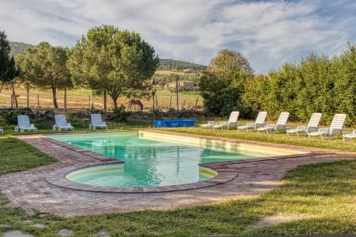 马焦内卡萨迪坎帕格纳酒店的庭院内一个带椅子的游泳池