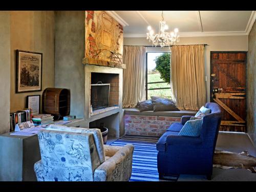 弗朗斯胡克Courchevel Cottages的客厅配有沙发、椅子和壁炉