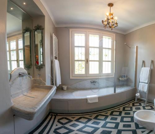 蒙卡列里B&B Villa Ricardi的大型浴室设有大浴缸和水槽