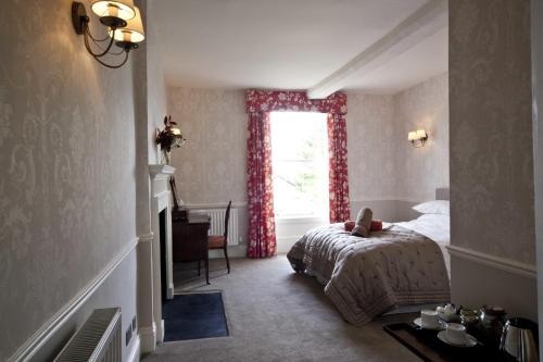 Wormbridge特里夫之家住宿加早餐旅馆的一间卧室设有一张床和一个窗口
