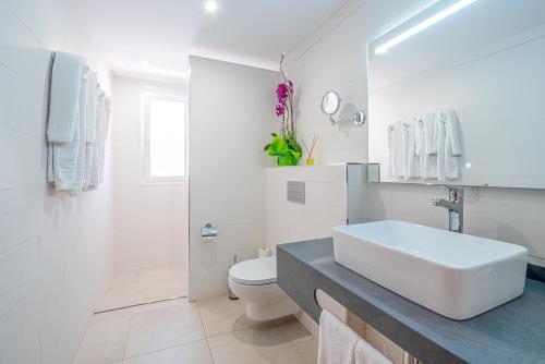 美洲海滩维斯塔苏尔酒店的白色的浴室设有水槽和卫生间。