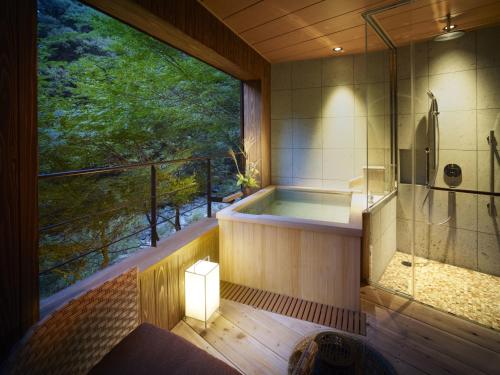 泉佐野不动口馆日式旅馆的带浴缸的大窗户