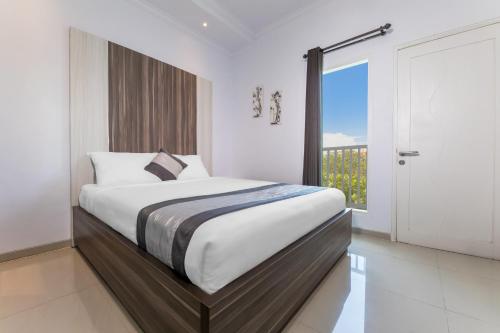 乌干沙Umah Santi Residence的一间卧室设有一张大床和一个大窗户