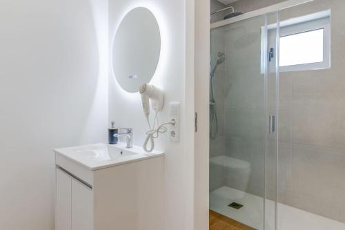 波瓦-迪瓦尔津7 Mares的白色的浴室设有水槽和淋浴。