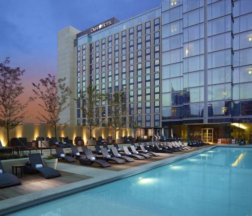 纳什维尔纳什维尔欧尼酒店的酒店游泳池设有躺椅,酒店