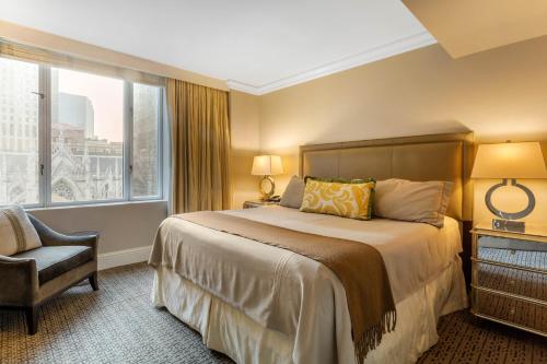 奥米伯沙尔广场酒店客房内的一张或多张床位