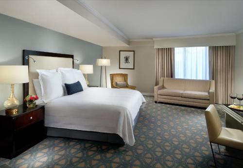 新奥尔良奥姆耐酒店客房内的一张或多张床位