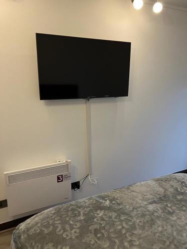 圣地亚哥Impecable , moderno , gran depto 18的卧室配有壁挂式平面电视