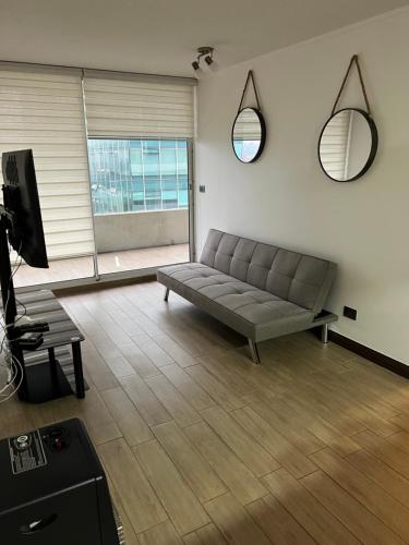 圣地亚哥Impecable , moderno , gran depto 18的带沙发和电视的客厅