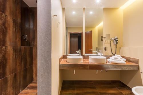阿尔布费拉NAU Salgados Palm Village - All Inclusive的一间带两个盥洗盆和大镜子的浴室
