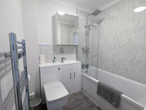 海维康Saffron Court by Wycombe Apartments - Apt 12的浴室配有卫生间、盥洗盆和淋浴。