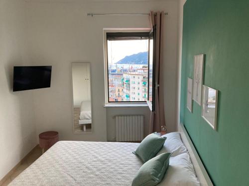 萨莱诺Tutta un'altra vista的一间卧室设有一张床和一个大窗户