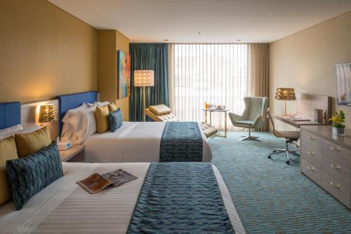 波哥大波哥大理想国酒店的酒店客房配有两张床和一张书桌