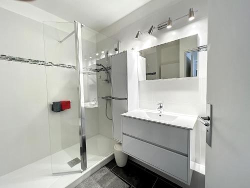 戛纳VILLA MAUPASSANT BORD DE MER的白色的浴室设有水槽和淋浴。