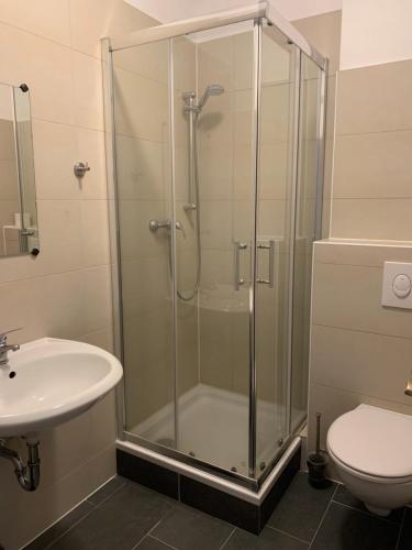 柏林普罗夫迪夫酒店的带淋浴、卫生间和盥洗盆的浴室