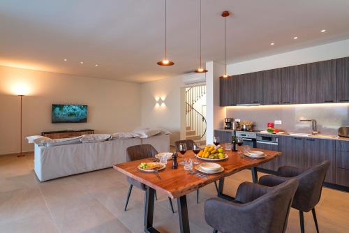根纳迪Aethrion Villas & Suites的厨房以及带桌椅的起居室。