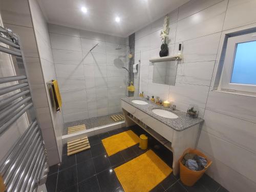 西尔韦斯Villa Madeira的一间带两个盥洗盆和淋浴的浴室