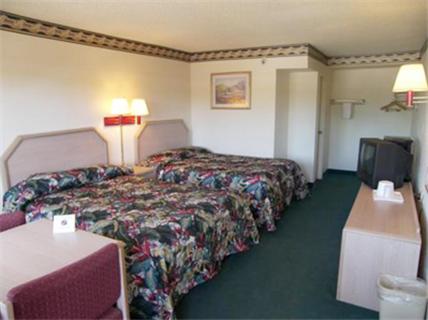 诺加利斯El Dorado Inn Suites - Nogales的一间酒店客房,设有两张床和电视