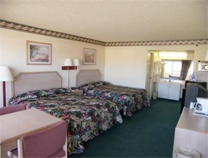 诺加利斯El Dorado Inn Suites - Nogales的酒店客房配有两张床和一张书桌