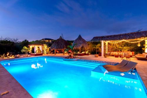 威利布罗德Kas Amigu accomodations的夜间在度假村的游泳池