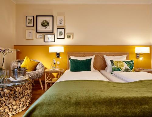 魏斯基兴威斯克辛公园酒店的配有一张床和一把椅子的酒店客房