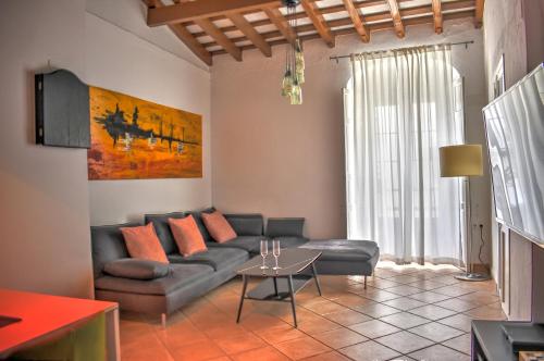赫雷斯-德拉弗龙特拉Apartamentos Las Naranjas的客厅配有沙发和桌子