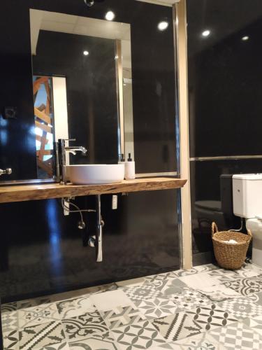 奥维多Loft Torres Centro的一间带水槽和镜子的浴室